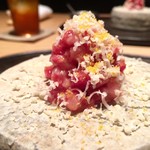 肉割烹 上 - イチボのタルタル 生のカラスミ スイスのエメンダルチーズ