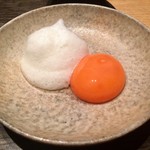 肉割烹 上 - 鳥取の田村牛サーロインのすき焼き 下に蕪、春菊を敷いてる 徳島で取れた泡育ちの卵黄と卵白