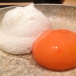 肉割烹 上 - 鳥取の田村牛サーロインのすき焼き 下に蕪、春菊を敷いてる 徳島で取れた泡育ちの卵黄と卵白