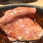 肉割烹 上 - 鳥取の田村牛サーロインのすき焼き 下に蕪、春菊を敷いてる 徳島で取れた泡育ちの卵黄と卵白