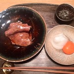 肉割烹 上 - 鳥取の田村牛サーロインのすき焼き 下に蕪、春菊を敷いてる 徳島で取れた泡育ちの卵黄と卵白