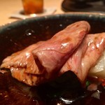 肉割烹 上 - 鳥取の田村牛サーロインのすき焼き 下に蕪、春菊を敷いてる 徳島で取れた泡育ちの卵黄と卵白