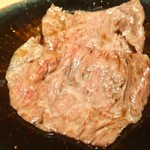 肉割烹 上 - 鳥取の田村牛サーロインのすき焼き 下に蕪、春菊を敷いてる 徳島で取れた泡育ちの卵黄と卵白