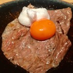 肉割烹 上 - 鳥取の田村牛サーロインのすき焼き 下に蕪、春菊を敷いてる 徳島で取れた泡育ちの卵黄と卵白