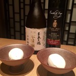 肉割烹 上 - 日本酒とオリーブを片方ずつアイスにかけて