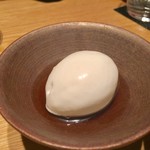 肉割烹 上 - 日本酒とオリーブを片方ずつアイスにかけて