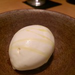 肉割烹 上 - 日本酒とオリーブを片方ずつアイスにかけて