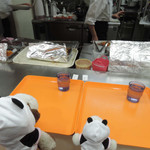 セルフサービスなので食券を持ってカウンターで待ちます。
          
          ちびつぬ「わくわく♪♪」