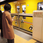 チカショク さくら  - 東京旅行2日目もボキらは朝から上野動物園に。
      地下鉄で浅草駅から上野駅に来ました。
      上野駅のホームドアにもパンダのイラストが描かれていたよ～
      
      ちびつぬ「かわいい～シャンちゃんにそっくりね」