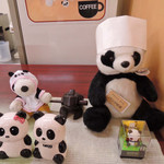 チカショク さくら  - 食堂の一角にこんなコーナーが。
      ちびつぬは、パンダ店長と記念撮影をしました。
      
      そろそろ観覧時間になるので、
      ボキらは上野動物園に戻りま～す！