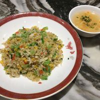 全聚徳 銀座店 - 蟹とレタスの炒飯とスープ