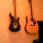 cafe 風音 - 壁にはＧｕｉｔｅｒ