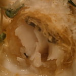 あちき用メイン１　的鯛のカダイフ包み　カリフラワークリーム　シトロンコンフィチュール　断面アップ