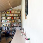 円座 - ランチを待ちながら本棚をジロジロ