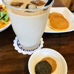 エージーカフェ コメコセンモンテン - アイスカフェ・オ・レ
向こうにはブレンドコーヒーが見えてるけど…
