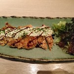 隠れ家居酒屋×個室 とりうお - お皿右側に野菜。以前は水菜と大根かつらむきみたいなのだったが、レタス系になった。