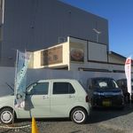 中華そば 弥太郎 - 店舗脇はダイハツです