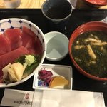 築地魚河岸 海鮮 - 鉄火丼１０００円。立派なお椀です（╹◡╹）。海苔の風味が存分に楽しめ、油揚げ、お豆腐と具沢山で、これとごはんでいいくらいです（笑）