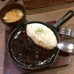 ビーフ インパクト - グツグツと熱々のカレーにはペーパーエプロンが必須！