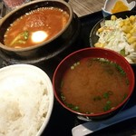 彩り酒場 - 赤だしの味噌汁に松屋みたいなサラダもつきます