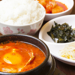 おかず付の日替わりランチを税込980円(税込)でご提供♪