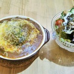 ふとりねこ - カレーハンバーグドリア。サラダ付