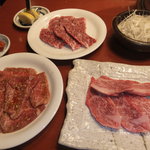 炭火焼肉ひばち - 右下から特上カルビ、普通のロース、ハラミ