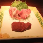 新宿・のみや - レバ、ハラミ、牛刺し盛り