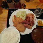 Inshoku Shou Shou Naniya Nekozen - ねこ膳ミックスカラアゲ定食730円(ねこ膳コロッケ、チキンカツ、あらびきポークウインナーフライ２個、カラアゲ２個)