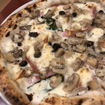 ピッツェリア チッチョ - クリームソースベースのピザ1380円。名前は忘れてしまった。燻製モツァレラチーズが時々ふわっといい香り。キノコがモリモリで食感も風味もいい。