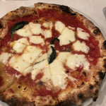 アズーリ - ロマーナ。トマトソースの酸味とチーズとオイルのまろやかさ…ジューシーで美味しい。アンチョビはたまに塩気と風味を感じる。