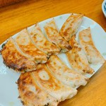 Iroha - 焼餃子  5個290円(下)、ガッツリ ニンニク餃子  5個380円(上)