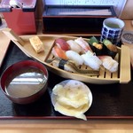 魚河岸寿司 - 舟盛にぎり ¥1050