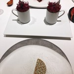 アニエルドール - ゴーフレットに生ハム 枝豆パウダー