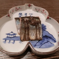 鮨みなと - 秋刀魚を軽く炙ったもの、肝ソースと共に