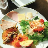 テーブル36 - ハムとチーズが絶品です シーザーサラダから食べます。