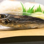 米屋のおにぎり屋 菊太屋米穀店 - 目刺し2匹、沢庵2枚、しおにぎり2ケ