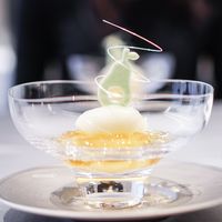 ASAHINA Gastronome - カモミールのジュレ、 洋梨のコンポート、 洋梨のアイスクリーム、 洋梨に型どったチュイール