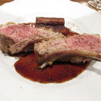 リストランテ ハナタニ - メイン料理～シストロン産 仔羊の炭火焼き ゴボウの赤ワイン煮 赤ワインソース