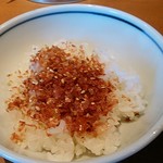 極旨醤油らーめん 一刻魁堂 - サービスのごはん小。ふりかけ鰹。