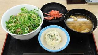 Matsuya - 松屋 本蓮沼店 ネギたっぷりネギ塩豚カルビ丼 クーポン利用で50円引きの税込400円 ご飯少な目でお願い ＋ ポテト 税込50円