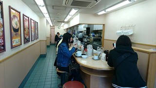 Matsuya - 松屋 本蓮沼店 若い女性も来店する幅狭く奥に深い店内