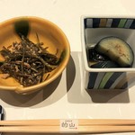 TEKIZAN - 突き出しは、昆布と牛肉のしぐれ煮となすの煮びたし