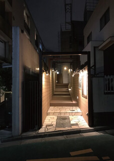 EBISU 燻製 APARTMENT CAVE - こちらが建物の入り口になります。
