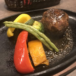 長期熟成黒毛和牛ハンバーグのレギュラー。
          税抜1620円。
          美味し。