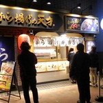 のり弁の天才 から揚げの天才 - ２２時過ぎでも店の前に屯しています