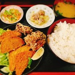 居酒屋革命 酔っ手羽 - ★★★★ミックスフライ定食 800円 サクサクのハムカツ、コロッセオ、唐揚げが２つづつで杏仁豆腐まで付いててお得感がある