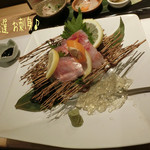Kushiage Wagaya - 厳選 お刺身(980円)は金目鯛の湯引きとイサキのお刺身、添えてあるゼリーは煮こごりみたいなものでお出汁効いてて美味しい！
