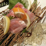 Kushiage Wagaya - 厳選 お刺身(980円)は金目鯛の湯引きとイサキのお刺身、添えてあるゼリーは煮こごりみたいなものでお出汁効いてて美味しい！