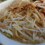 ラーメン二郎 - 豚の下にももやし盛ってある